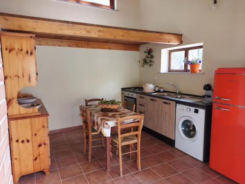 a kitchen with a table and a washing machine at Casa Elda in Fondi