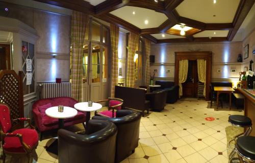 a restaurant with tables and chairs in a room at Logis Hôtel Notre-Dame - restaurant ouvert midi et soir sauf dimanche soir in Danne-et-Quatre-Vents