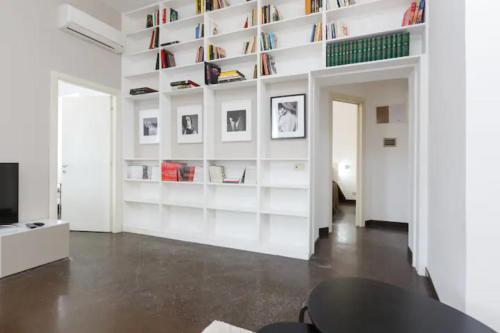 Magenta Navona Design Apartment