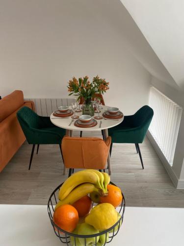 une table avec un panier de fruits dans l'établissement Kings Mile House, à Canterbury