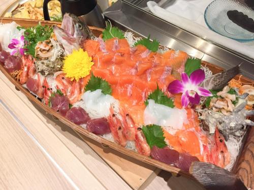 熱海市にあるリブマックスリゾート熱海シーフロントの魚介類の種類の異なる食品のトレイ