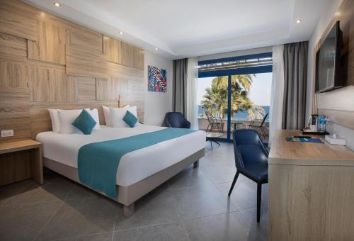 Postel nebo postele na pokoji v ubytování V Hotel Sharm El Shiekh