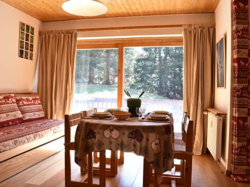 une salle à manger avec une table et une grande fenêtre dans l'établissement Studio cosy pour 4 à 100m des pistes, Méribel – Proche commerces et restaurants - FR-1-180-71, à Méribel