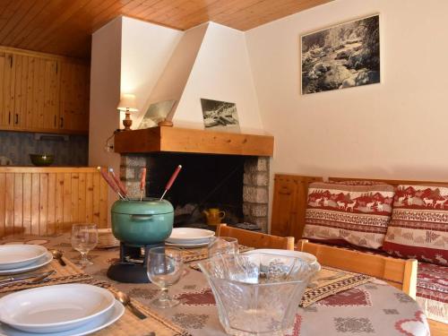 une table avec des assiettes et des verres ainsi qu'une cheminée dans l'établissement Studio cosy pour 4 à 100m des pistes, Méribel – Proche commerces et restaurants - FR-1-180-71, à Méribel
