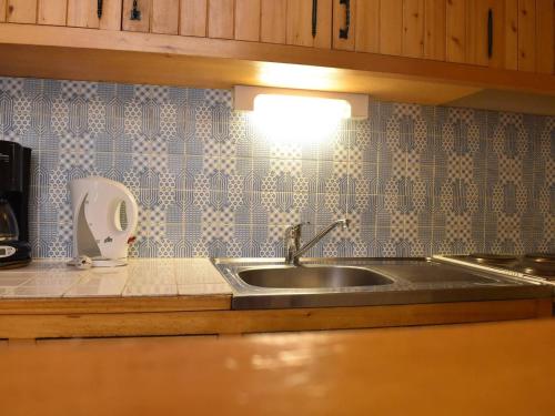 encimera de cocina con lavamanos y aseo en Appartement Méribel, 1 pièce, 4 personnes - FR-1-180-71, en Méribel