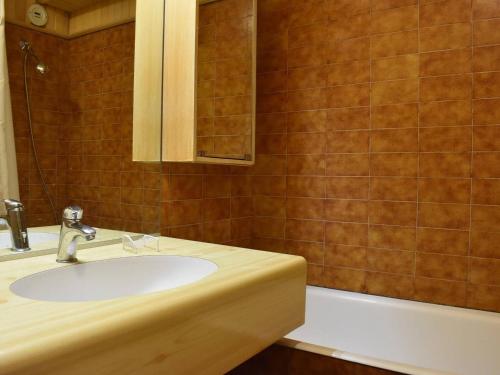 une salle de bain avec un lavabo et une baignoire dans l'établissement Méribel: Appartement 2 pièces, 5 pers, proche pistes et commerces - FR-1-180-94, à Méribel