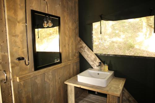 Mynd úr myndasafni af Safari tent lodges with a beautiful view at Lot Sous Toile í Montamel