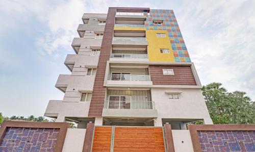 un edificio alto con balcones coloridos. en Treebo Trend Seabreeze Comforts, en Visakhapatnam