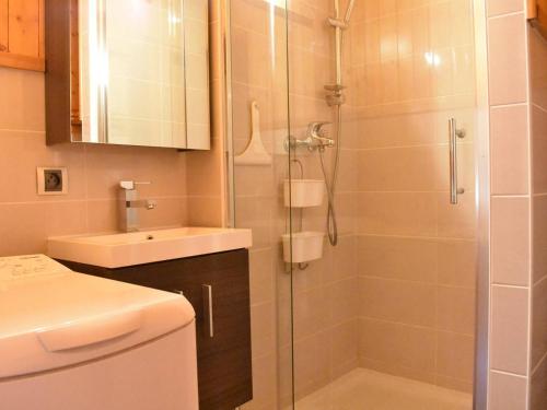 uma casa de banho com um chuveiro, um WC e um lavatório. em Appartement Méribel, 3 pièces, 6 personnes - FR-1-180-160 em Méribel