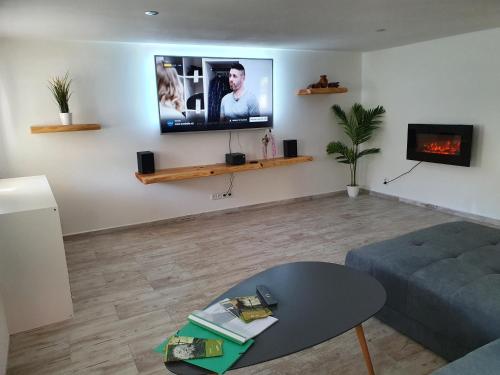 Uma TV ou centro de entretenimento em chalupa U Slunce - Jetřichovice