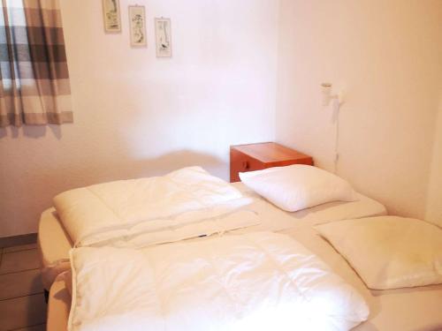 - 2 lits blancs dans une chambre avec une table de nuit dans l'établissement Appartement T2 avec piscine, parking, animaux acceptés - Port Barcarès - FR-1-195-10, au Barcarès