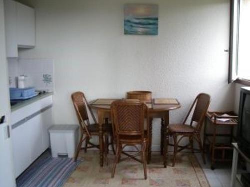 une salle à manger avec une table et quatre chaises dans l'établissement Studio cabine 4 pers, piscine, parking, proche plage, St Cyprien - FR-1-225D-152, à Saint Cyprien Plage