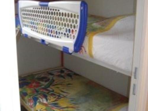 - une chambre avec des lits superposés et un panier à l'étage dans l'établissement Studio cabine 4 pers, piscine, parking, proche plage, St Cyprien - FR-1-225D-152, à Saint Cyprien Plage