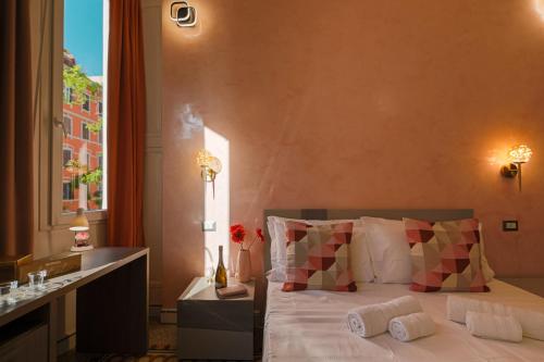 una camera con un letto con due cuscini di Erreggi Luxury Rooms a Roma