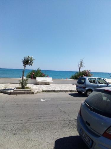 2 voitures garées dans un parking à côté de l'océan dans l'établissement Casa di Sole, à Cariati
