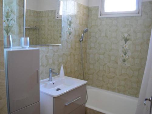 une salle de bain avec un lavabo, une douche et une baignoire dans l'établissement Studio mezzanine 4 couchages à Cavalaire avec terrasse, ascenseur, lave-vaisselle et lave-linge - FR-1-226B-27, à Cavalaire-sur-Mer