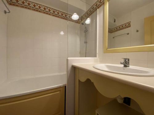 une salle de bain avec un lavabo, un miroir et une baignoire dans l'établissement Les Issambres: Studio cabine 4 couchages, clim, piscine, parking - FR-1-226-84, aux Issambres