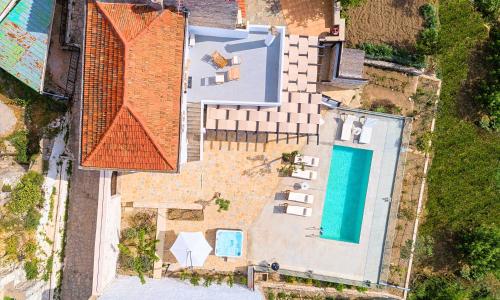 een uitzicht op een huis met een zwembad bij Villa Barozziana Private Heated Pool & Jacuzzi in Rethimnon