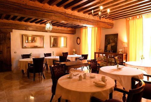 Restoran või mõni muu söögikoht majutusasutuses Château de Pymont