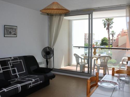 un salon avec un canapé et une table dans l'établissement Studio à Gruissan, 2 couchages, piscine, proche plage et commerces - FR-1-229-106, à Gruissan