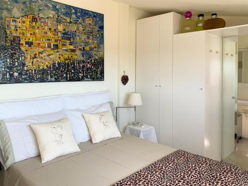 Schlafzimmer mit einem Bett mit Wandgemälde in der Unterkunft Casina Tuareg in Livorno