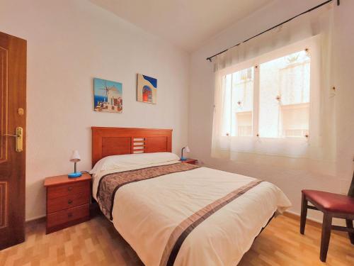 a bedroom with a large bed and a window at Apartamento grande en Centro de Cartagena Real - Arena in Cartagena