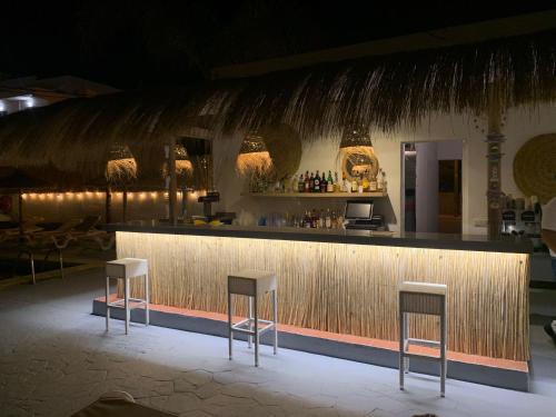 Ο χώρος του lounge ή του μπαρ στο Hotel Chevy & Suites