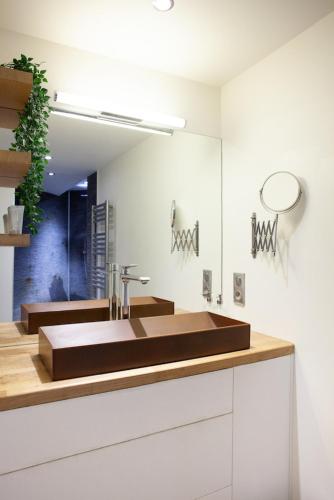 une salle de bain avec un lavabo et un miroir dans l'établissement Dijon La Belle Adresse, à Dijon