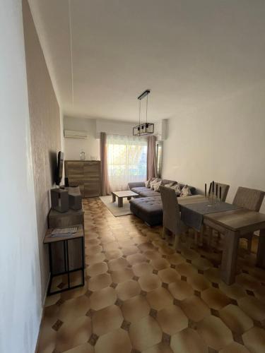un salon avec un canapé et une table dans l'établissement Fabron, à Nice