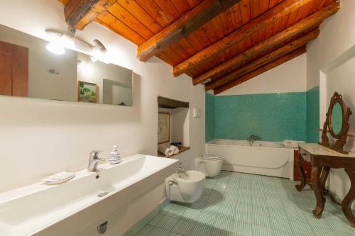 A bathroom at Etna Botanic Garden