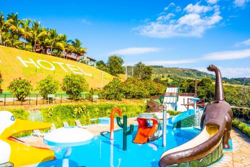 um parque aquático com escorrega na água em Balneário do Lago Hotel em Capitólio