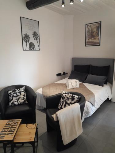 une chambre avec un lit, un canapé et une chaise dans l'établissement FORVILLE APARTMENT Cannes, à Cannes