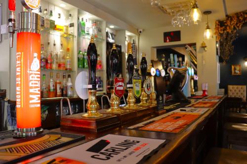 een bar met veel flessen alcohol bij The Little Lion Inn, Red Lion in Wellingore