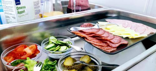una linea a buffet con salumi, formaggi e verdure di Kartanomajoitus Sofia & Angelique a Pieksamaki