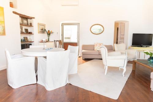 TV a/nebo společenská místnost v ubytování FEANA Home by 8essentially