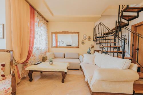 - un salon avec un canapé et un escalier dans l'établissement Paliouri holidays maisonette, à Paliouri