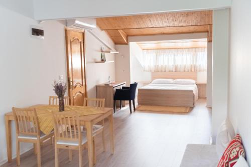 1 dormitorio con 1 cama, mesa y sillas en Artistic Tirana Blloku, en Tirana