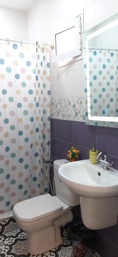 łazienka z toaletą i umywalką w obiekcie FUFA Haute standing appartment S2 center Monastir w mieście Monastir