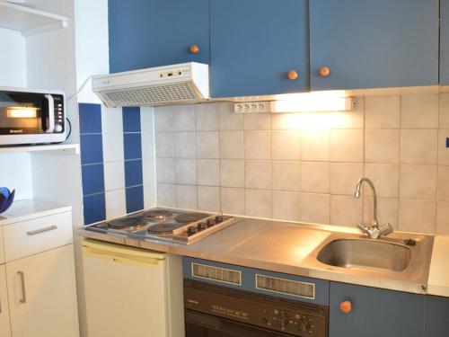 une petite cuisine avec un évier et une cuisinière dans l'établissement Studio cabine pour 4 avec terrasse, près de Port Fréjus - FR-1-226A-249, à Fréjus
