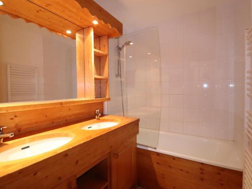 une salle de bain avec un lavabo, une baignoire et un miroir dans l'établissement Charmant appart 2P, balcon sud, 5 pers, Méribel, animaux admis - FR-1-182-38, à Méribel
