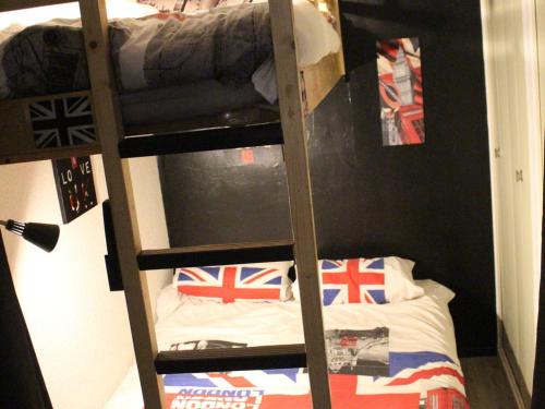 ヴァロワールにあるStudio Valloire, 1 pièce, 4 personnes - FR-1-263-3のイギリス国旗の二段ベッド2組が備わる客室です。