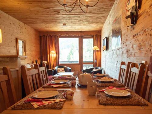 une salle à manger avec une longue table et des chaises dans l'établissement Valmorel: Appartement 3 Pièces, 6 Pers., WiFi, Balcon, Casier à Skis - FR-1-291-705, à Valmorel