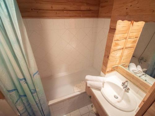 ein Badezimmer mit Badewanne, Waschbecken und Dusche in der Unterkunft Valmorel: Appartement 3 Pièces, 6 Pers., WiFi, Balcon, Casier à Skis - FR-1-291-705 in Valmorel