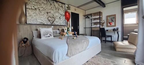 Ein Bett oder Betten in einem Zimmer der Unterkunft L'instant