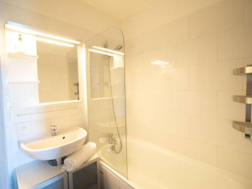 une salle de bain blanche avec un lavabo et une douche dans l'établissement Charmant 3 pièces à Valmorel avec balcons et casier à skis - FR-1-291-731, à Valmorel