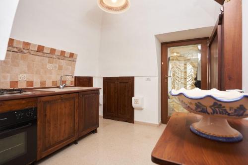 kuchnia ze zlewem i miską na stole w obiekcie Villa Pompea al piano terra - Apulia Home w mieście Casarano