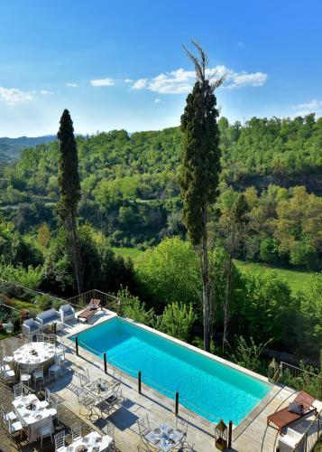 a pool in a villa with a view at Tenuta di Vico Moricino in Anagni