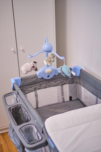 a crib with stuffed animals on it in a room at Czarny Kot Mazury Dom Całoroczny in Małkinie