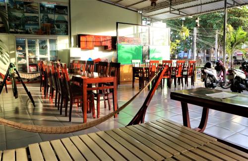 Un restaurante o sitio para comer en Quoc Dinh Guesthouse