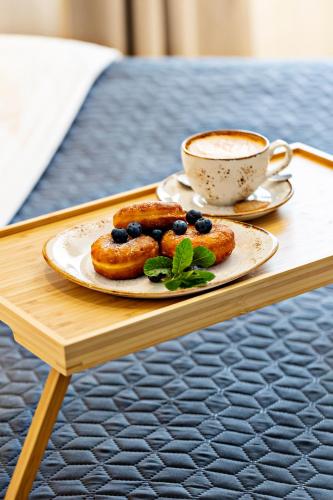 アウグストゥフにあるSzuflada Roomsのペストリーの盛り合わせとコーヒー
